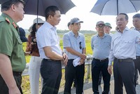 Lãnh đạo tỉnh Thừa Thiên Huế báo cáo thực trạng nút giao cao tốc Cam Lộ - La Sơn qua địa bàn huyện Phong Điền với Đoàn giám sát của Ủy ban Quốc phòng và An ninh. Ảnh: T.T.H