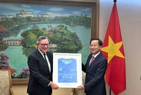 TS. José Viñals - Chủ tịch Standard Chartered tặng quà lưu niệm áo chạy mùa giải 2024 tới Phó Thủ tướng Chính phủ Lê Minh Khái