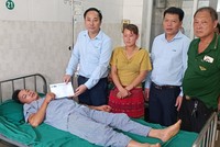 Đại diện VNI thăm hỏi, động viên và trao quà hỗ trợ cho nạn nhân bị thương trong vụ sạt lở đất đá tại thôn Tả Mò, xã Yên Định, huyện Bắc Mê, tỉnh Hà Giang 