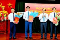 Ông Trần Đức Thắng, Bí thư Tỉnh ủy Hải Dương trao quyết định cho các cán bộ được điều động, bổ nhiệm.