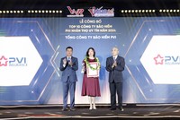 Bà Nguyễn Vũ Tâm – Phó tổng giám đốc Bảo hiểm PVI đại diện tham dự nhận giải thưởng Top 10 Công ty bảo hiểm uy tín năm 2024