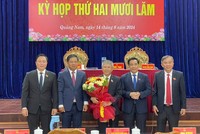Lãnh đạo tỉnh Quảng Nam tặng hoa chúc mừng ông Nguyễn Đức Dũng.