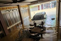 Một chiếc xe bị ngập nước do bão lũ tại Lào Cai ngày 10/9