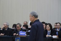 Cựu Bí thư Tỉnh ủy Bắc Ninh Nguyễn Nhân Chiến khai báo tại phiên tòa sơ thẩm. Ảnh: MH