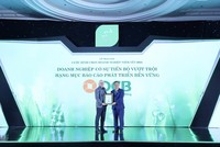 Ông Nguyễn Huy Đức, Giám đốc Tài chính OCB, nhận giải thưởng doanh nghiệp có sự tiến bộ vượt trội hạng mục báo cáo phát triển bền vững