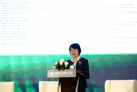 Bà Nguyễn Thị Tuyết Hạnh, Giám đốc Ban Quản lý dự án Quốc tế - Ngân hàng SHB trình bày tại hội thảo do Báo Đầu tư tổ chức ngày 19/11 chủ đề "ESG trong ngành ngân hàng: Thực thi để dẫn đầu". Ảnh Đức Thanh