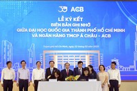 GS.TS Nguyễn Thị Thanh Mai - Phó giám đốc ĐHQG-HCM và bà Đinh Thị Thu Thảo - Phó giám đốc Khối Khách hàng cá nhân ACB đã ký kết biên bản ghi nhớ hợp tác, nhằm khai thác thế mạnh mỗi bên, giúp đỡ học sinh, sinh viên có hoàn cảnh khó khăn.