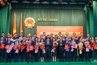 Lãnh đạo Bộ Tài chính trao quyết định và chúc mừng lãnh đạo cấp trưởng các đơn vị thuộc Bộ, trong đó có Tổng Biên tập Báo Tài chính - Đầu tư Phạm Văn Hoành (ngoài cùng bên phải). Ảnh: Đức Thanh