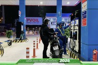 Nhân viên phục vụ khách hàng tại cửa hàng xăng dầu PVOIL