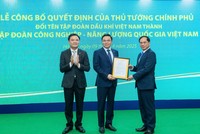 Thừa ủy quyền của Thủ tướng Chính phủ, Phó Thủ tướng Bùi Thanh Sơn trao quyết định đổi tên Tập đoàn Công nghiệp - Năng lượng Quốc gia Việt Nam