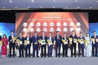 Đại diện Agriseco (thứ 3 từ phải) nhận vinh danh “Vì sự phát triển dịch vụ tài chính”. Ảnh: Đức Thanh