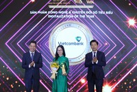 Đại diện Vietcombank nhận vinh danh ở hạng mục “Sản phẩm Công nghệ và Chuyển đổi số tiêu biểu” tại VWAS 2025. Ảnh: Dũng Minh