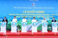 Các đại biểu thực hiện nghi thức khởi công Dự án. 