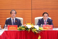 Thủ tướng Phạm Minh Chính và Bộ trưởng Bộ Giáo dục và Đào tạo Nguyễn Kim Sơn thảo luận tại tổ về các văn kiện Đại hội và dự thảo các văn kiện trình Đại hội XIV của Đảng - Ảnh: VGP/Nhật Bắc