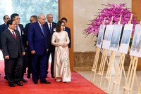 Thủ tướng Chính phủ Phạm Minh Chính mời Chủ tịch Hạ viện Jordan Mazen Turki El Qadi thăm quan các thành tựu hợp tác của hai nước. Ảnh: Đức Thanh.