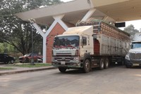 Xe nông sản qua cửa khẩu ở khu vực Tây Ninh.