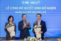 Chủ tịch HĐQT Ngân hàng MB (giữa) trao quyết định bổ nhiệm và chúc mừng 2 lãnh đạo mới của MB Life