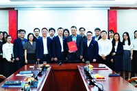 Các đại biểu tham dự Hội nghị chụp ảnh cùng Chi bộ và các đảng viên, công chức Ban Quản lý thị trường giao dịch tài sản mã hoá. Ảnh: UBCKNN