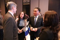 Phó chủ tịch UBND TP.HCM Nguyễn Lộc Hà trao đổi với các quỹ đầu tư quốc tế bên lề hội nghị - Ảnh: P.Q