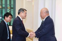 Trưởng Ban Tổ chức Trung ương Lê Minh Hưng tiếp Cố vấn đặc biệt Liên minh Nghị sĩ hữu nghị Nhật - Việt Takebe Tsutomu. Ảnh: Phương Hoa - TTXVN.