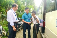 Xã vùng núi Đà Nẵng thuê xe buýt đưa cử tri nơi khó khăn tới điểm bầu cử