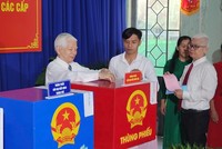 [Ảnh] TP.HCM: Nguyên Chủ tịch nước Nguyễn Minh Triết cùng nhiều cử tri đi bầu cử