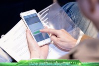 Cổ đông bỏ phiếu biểu quyết điện tử e-voting. Ảnh: Dũng Minh