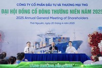 Ông Nguyễn Văn Thời (giữa) và ông Nguyễn Đức Mạnh (trái) ngồi đoàn chủ tọa tại ĐHCĐ thường niên 2025 của TNG