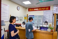 Giải quyết thủ tục hành chính cho người dân.