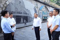 Chủ tịch UBND TP. Hà Nội Vũ Đại Thắng cùng Đoàn công tác kiểm tra thực địa tại khu vực 131 vòm cầu đường sắt phía Nam cầu Long Biên (Phùng Hưng - Gầm Cầu). Ảnh: Lê Hải.