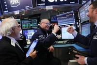 Giảm bớt nỗi lo, chứng khoán đồng loạt khởi sắc