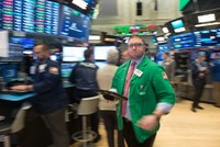 Chứng khoán lên đỉnh mới, giá vàng và dầu thô lình xình