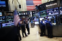 Giới đầu tư thở phào, chứng khoán hồi phục trở lại