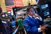 Giới đầu tư hồi hộp chờ nhiều tin quan trọng