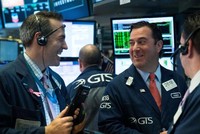 Chứng khoán, dầu thô thăng hoa, giá vàng đảo chiều đáng tiếc