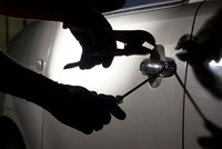 Đi đăng kiểm, Thặng không trả lại xe cho người tình mà sử dụng giấy tờ đem bán ô tô này cho người khác với giá 525 triệu đồng (ảnh minh họa)