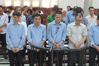 Bị cáo Hiển (đeo kính,ngoài cùng bên trái).