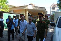 Cảnh sát dẫn giải các bị cáo đến tòa.