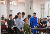 Các bị cáo hầu tòa sáng 21/8.