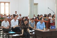 Bị cáo Nguyệt (áo xanh).