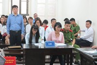 Bị cáo Hồng Anh mặc áo xanh nhạt tại tòa.