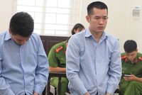 Hai bị cáo tại tòa.