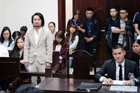 Đạo diễn Hoàng Nhật Nam (đứng) và đạo diễn Việt Tú.