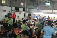 Xưởng sản xuất "nhái" The North Face thời điểm lực lượng chức năng ập đến kiểm tra.