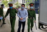 Bị cáo Thắm bị dẫn giải đến tòa.