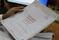 Hàng sản xuất bị hỏng phải tiêu hủy, tranh thủ bán hóa đơn khống, giám đốc và kế toán bị truy tố