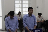 Hai bị cáo tại tòa.