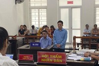 Hai bị cáo tại tòa.