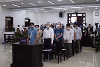 Các bị cáo đứng nghe tuyên án.