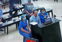 Ông Vũ Huy Hoàng được các nhân viên y tế túc trực hỗ trợ (ảnh chụp qua màn hình)